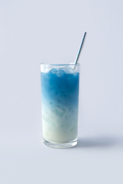 Gelado azul ervilha borboleta latte. Bebida tradicional tailandesa saudável de cocktail com leite e gelo