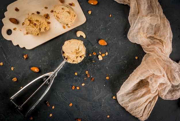 Gelado caseiro de nozes de caramelo