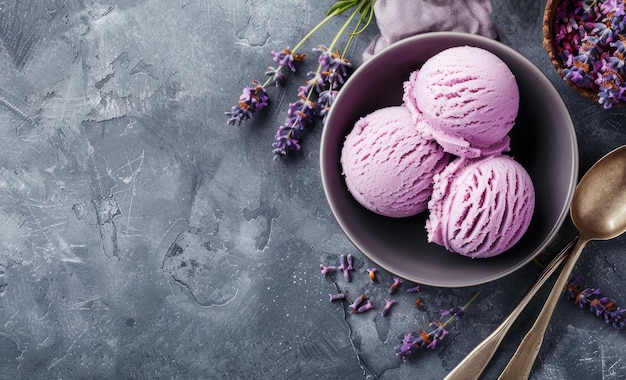 Gelado de baunilha com lavanda em uma tigela rústica com galhos frescos