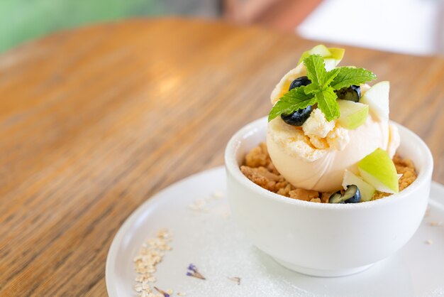 Gelado de baunilha com maçã fresca e crumble de maçã em café e restaurante