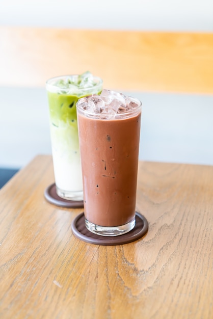 Gelado de chocolate e chá verde matche gelado na mesa de madeira