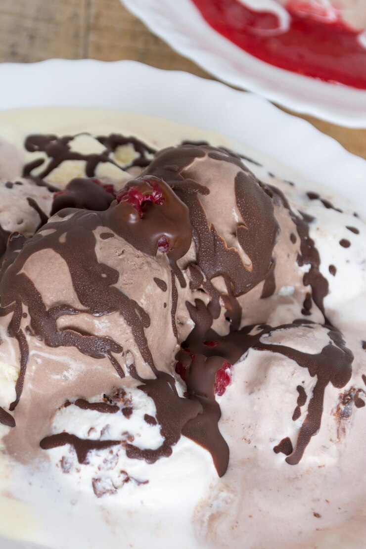 Foto gelado de chocolate na mesa.