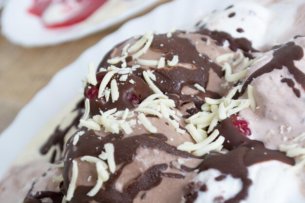 Foto gelado de chocolate na mesa.