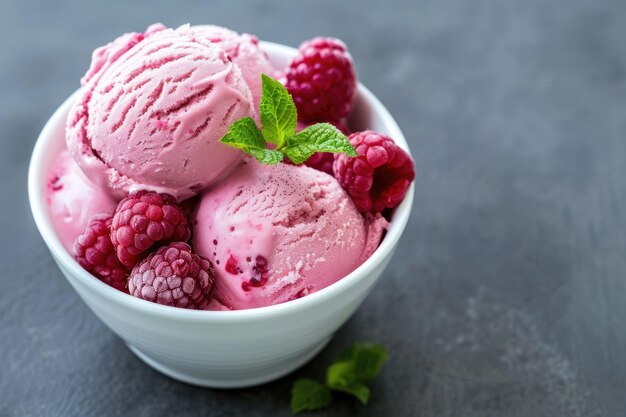 Gelado de framboesa em uma tigela branca