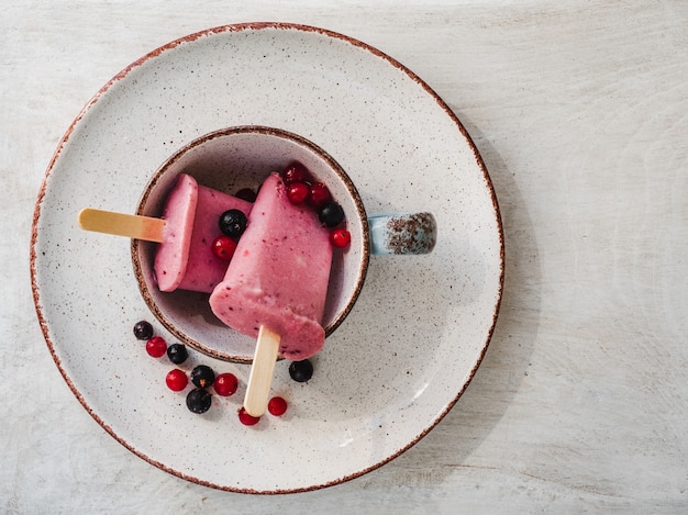 Gelado de frutas-de-rosa em um prato vintage