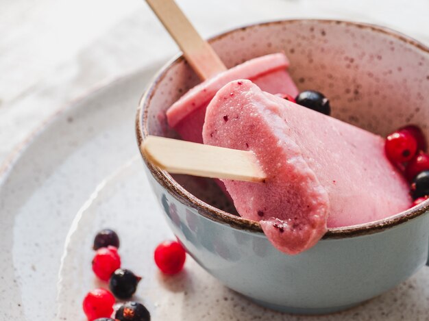 Gelado de frutas-de-rosa em um prato vintage