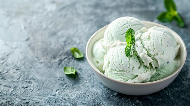 Foto gelado de menta cremoso em uma tigela de sorvete com folhas de menta frescas geradas por ia