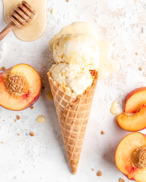 Gelado doce con frescura e saborosa sobremesa chocolate e morango