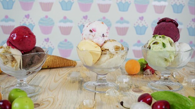 Foto gelado e frutas na mesa.