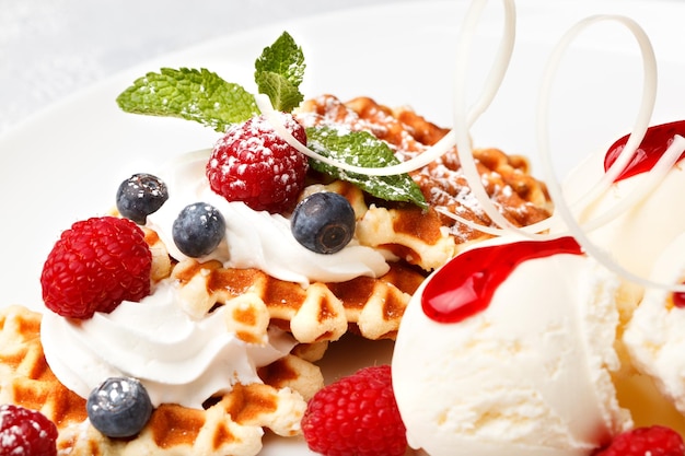 Gelado e waffles servidos em prato