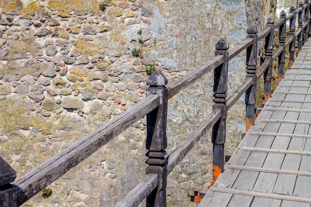 Geländer der Holzbrücke über den Burggraben zur alten Burg