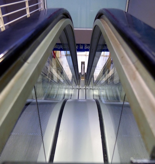 Foto geländer der rolltreppe in einem modernen gebäude