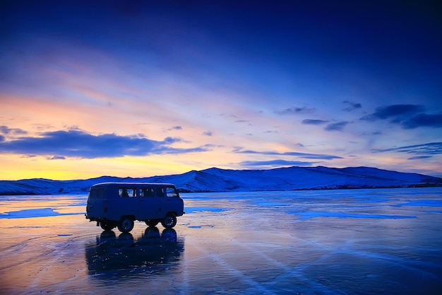 geländewagen auf dem eis des baikalsees, olchon reisen extremes straßenauto im winter