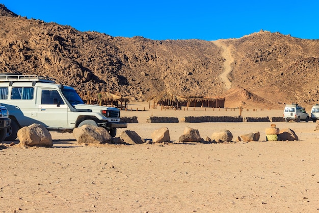 Geländewagen im Beduinendorf in der arabischen Wüste in der Nähe von Hurghada, Ägypten