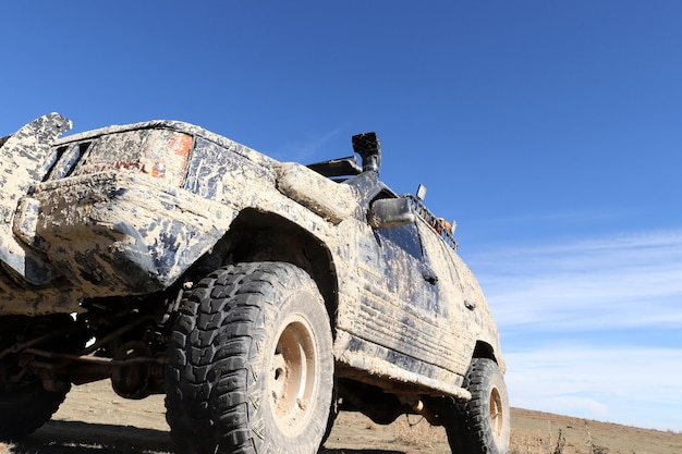 Geländewagen in schlammigem Gelände