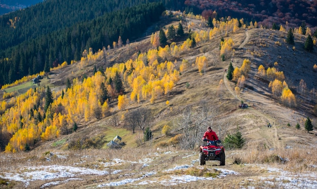 Geländewagen mit Mann auf einer Bergstraße