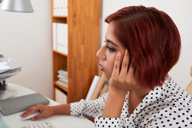 Gelangweilte Arbeit im Büro