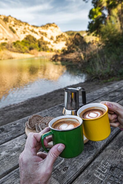 Gelassenes Frühstück, Brot, Kaffee und Toast am Tranquilo River