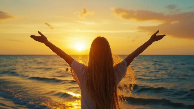 Gelassenheit, fesselnder Sonnenuntergang, Glückseligkeit eines glücklichen asiatischen Mädchens am Strand, begleitet von einem Schönen