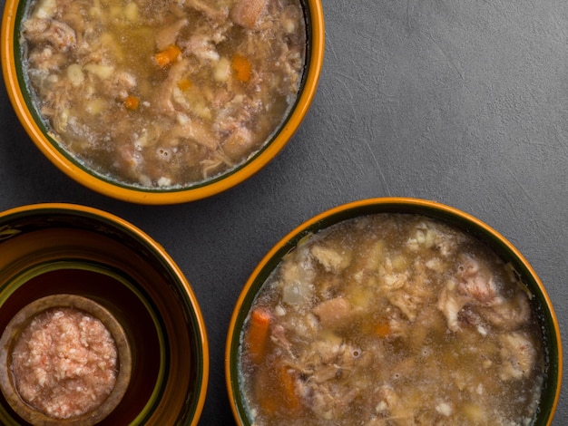 Gelatina de carne aspic en cuencos sobre fondo de hormigón