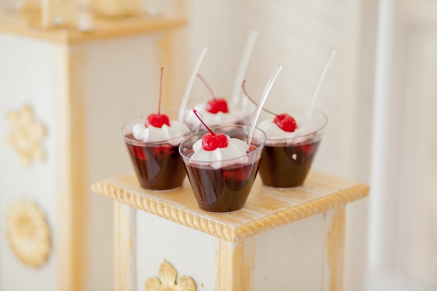 Gelatina de cereza en los vasos decorados con fresa en barra Andy