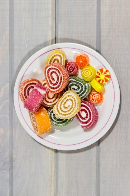 Gelatina de frutas em mesa de madeira