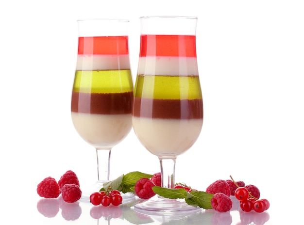 Gelatina de frutas en vasos y frambuesas aislado en blanco
