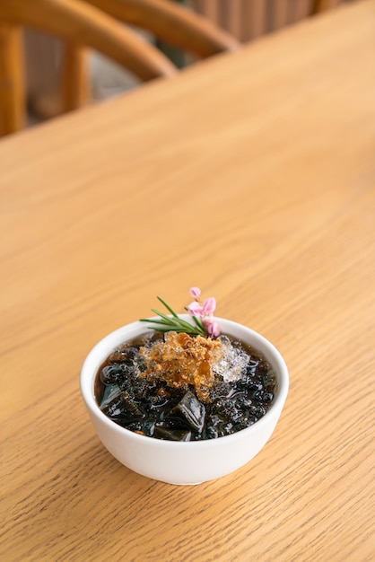 Gelatina de hierba con hielo y azúcar moreno en un tazón blanco