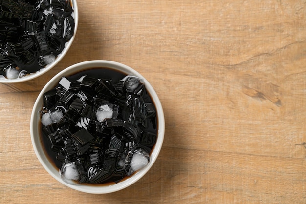 Gelatina de hierba negra con hielo