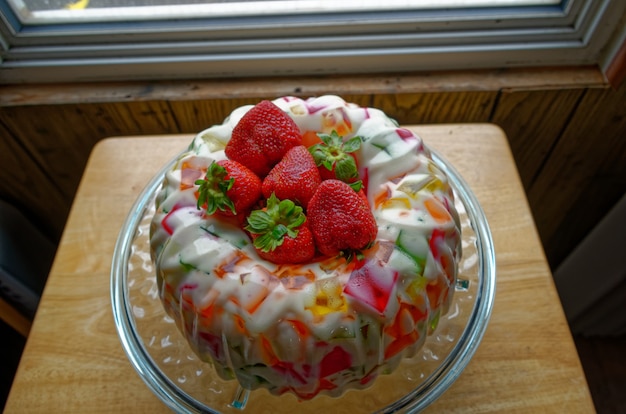 Gelatina de mosaico decorada con fresas