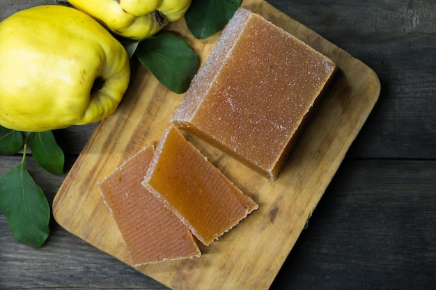 Gelatina de quince y quince en un fondo de madera rústica