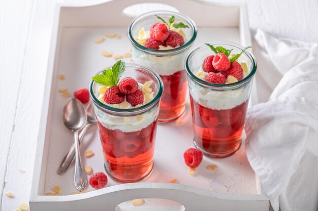 Gelatina roja cremosa como postre de frutas con nata