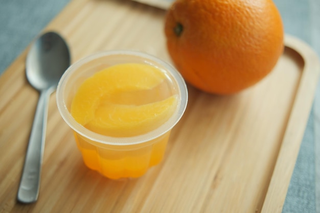 Gelatina de sabor a naranja colorida en un plato en la mesa