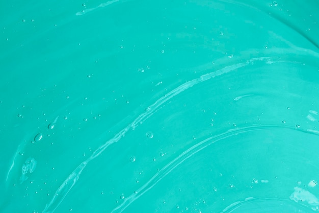 Gelatina de suero ondulado con burbujas sobre fondo azul