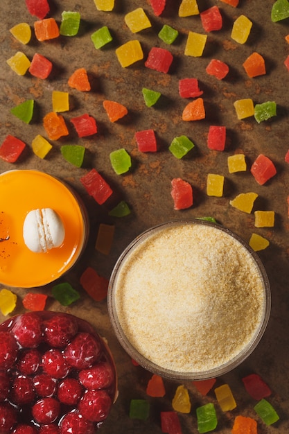 Gelatine und kandierte Früchte. Ansicht von oben.