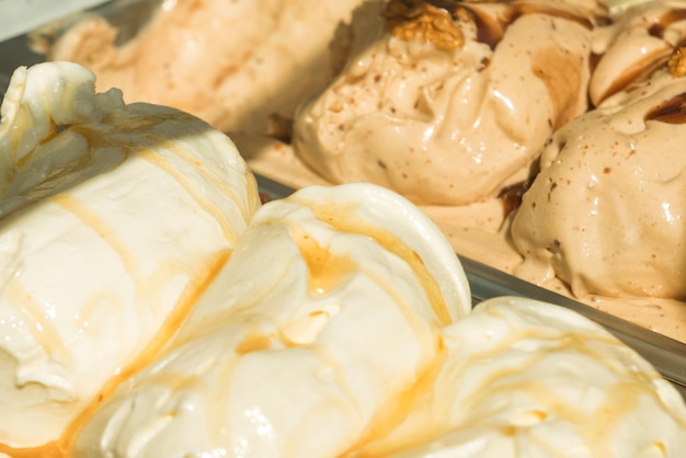 Gelato-Eis mit Schokoladen- und Vanillegeschmack in einer Vorratsschale