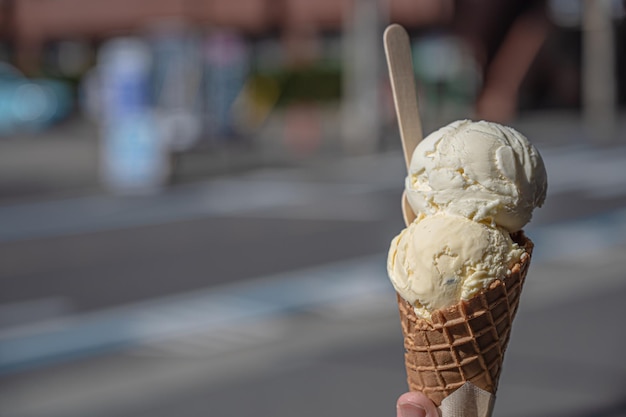 Gelato-Eis und Hintergrund der Straßenecke