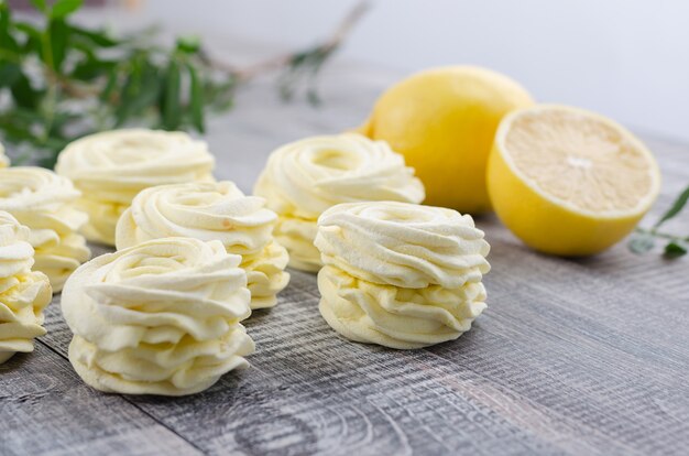 Gelb, Apfelmus mit Zitrone auf hölzernem Weinlesehintergrund.