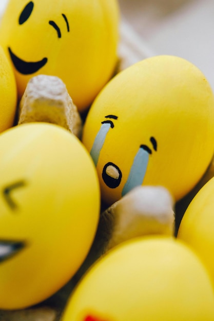 Gelb bemaltes trauriges Gesicht Emoticon auf Ei Stock Photo