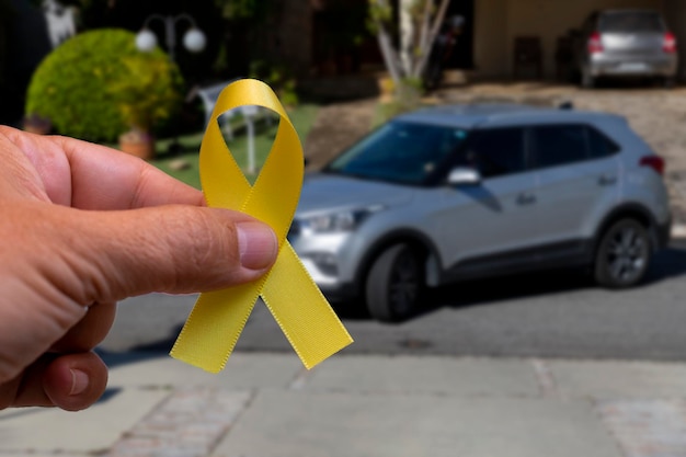 Foto gelb kann die kampagne zur verhütung von verkehrsunfällen mit gelbem band übergeben