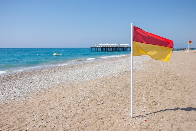 Gelb-rote Rettungsschwimmerflagge am Strand