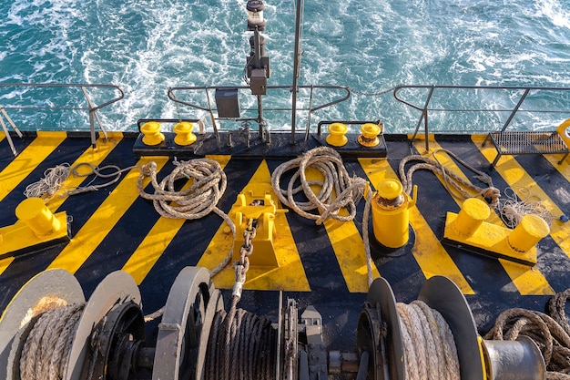 Foto gelb und schwarz lackiertes fährdeckboot zusammen mit einem dicken festmacherseil