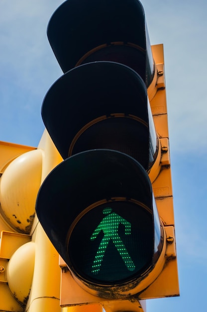 Gelbe Ampel mit einem leuchtend grünen Signal