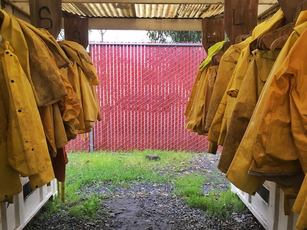 Foto gelbe arbeitsbekleidung hängt im schuppen