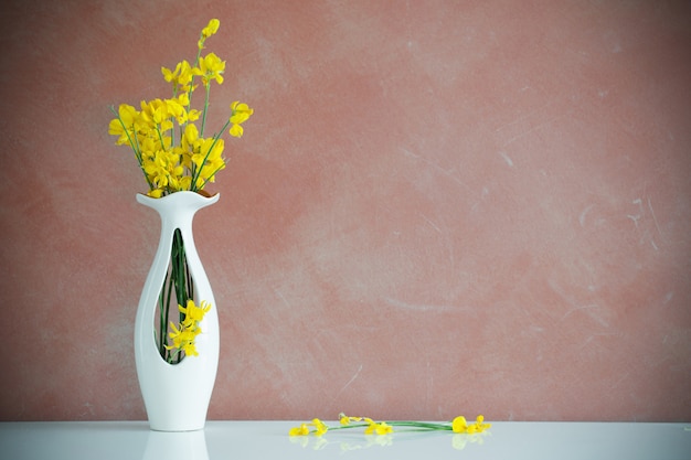 Gelbe Blüten in weißer Vase