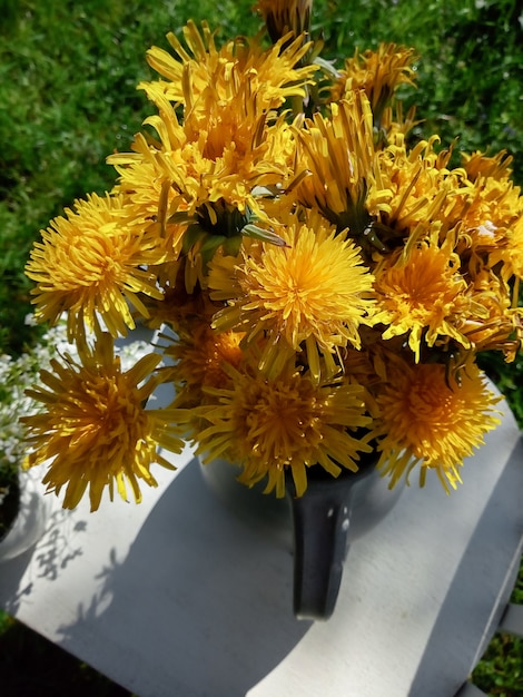 gelbe Blumen in einer Draufsicht der Vasennahaufnahme