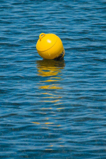 Foto gelbe boje im wasser