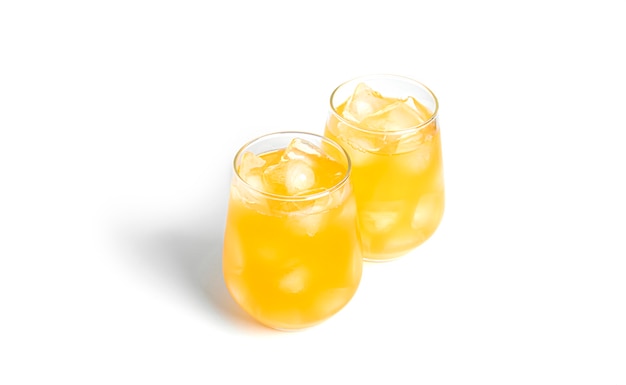 Gelbe Cocktails isoliert.