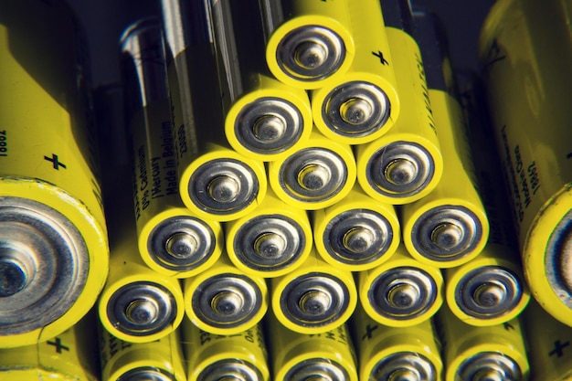 Gelbe Doppel-A-Batterien, die sich im Spiegelstromspeicherkonzept widerspiegeln