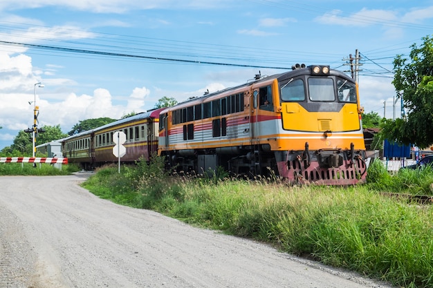 Gelbe Eisenbahnidentität des Zugs schön